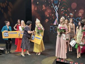 Bożena Ziemniewicz, prezes i dyrektor szkoły językowej BRITISH CENTRE, rozdaje nagrody w postaci voucherów na naukę angielskiego zwyciężczyniom konkursu piękności Miss Polonia Województwa Łódzkiego 2024.
