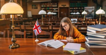 Dziewczynka ucząca się angielskiego w bibliotece brytyjskiej.