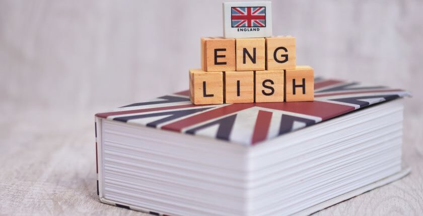 Napis English ułożony na książce z flagą Wielkiej Brytanii